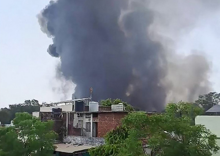 Havia 232 passageiros e 12 tripulantes a bordo e equipes de emergência foram acionadas no aeroporto