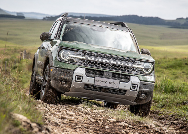 Suspensão dianteira possui braços independentes, enquanto a traseira é do tipo Multilink