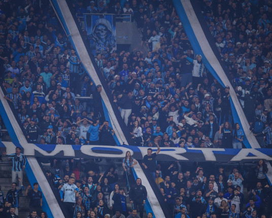 Grêmio volta a criticar o gramado da Arena e pede melhorias na logística do estádio