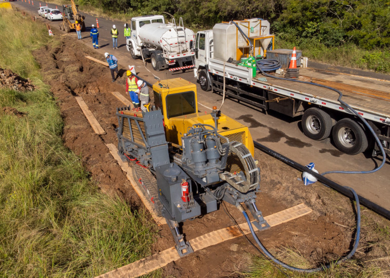 Com o uso de uma máquina que faz a perfuração subterrânea, os mais de 4 km de tubulações serão instalados pela Sulgás sem a necessidade de aberturas de valas