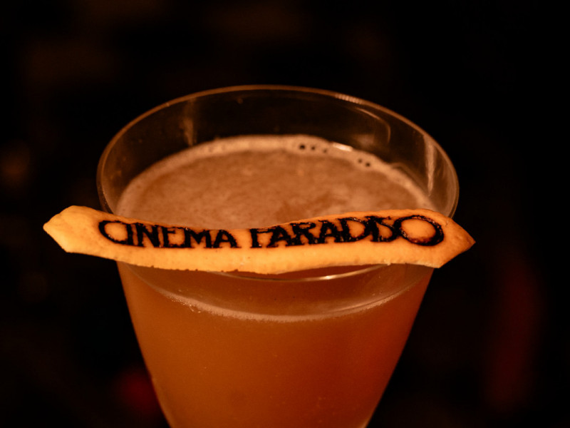 A carta de drinks é um dos pontos altos da casa. Além de uma seleção de clássicos, há drinks autorais Foto: BÁRBARA RIBEIRO/CINEMA PARADISO/DIVULGAÇÃO/JC