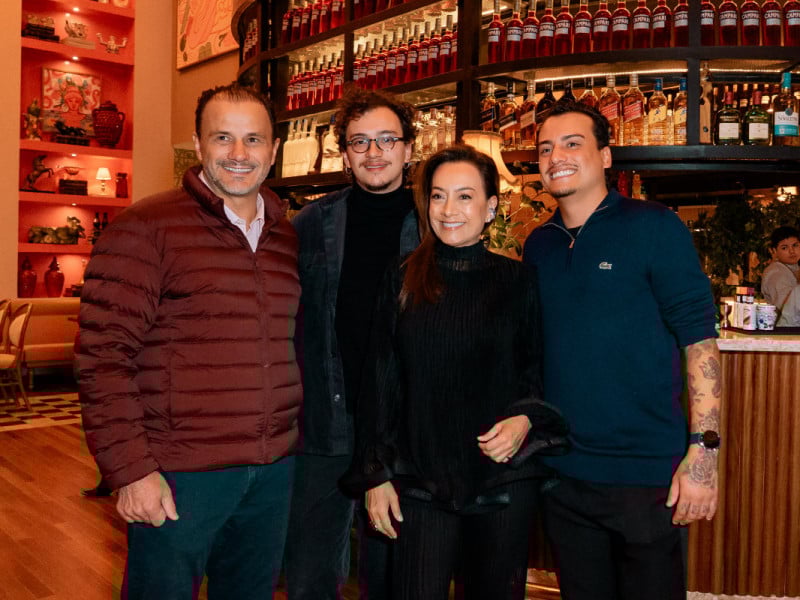Julinho, Lorenzo, Patrícia e Pablo Cavichioni são a família à frente do negócio Foto: BÁRBARA RIBEIRO/CINEMA PARADISO/DIVULGAÇÃO/JC