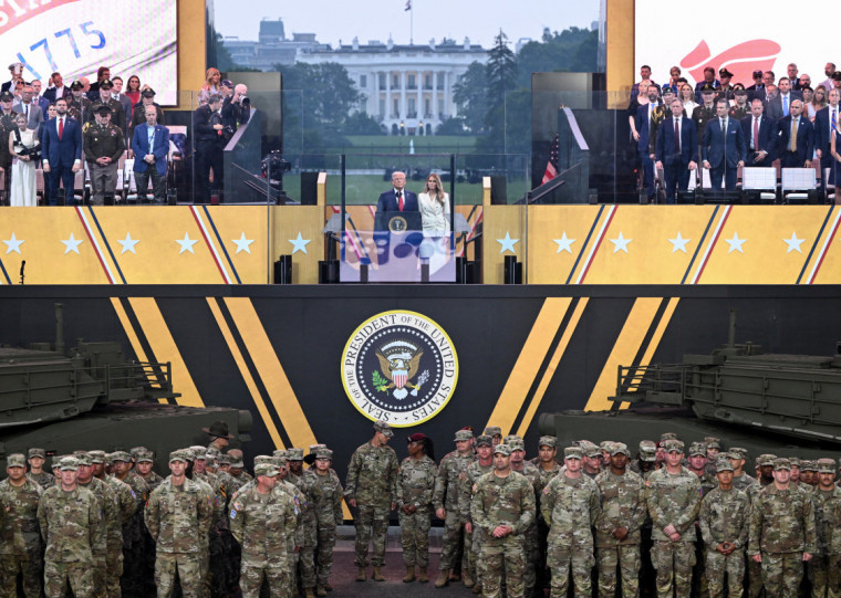 Desfile militar com dezenas de blindados e 6.700 soldados foi realizado na noite deste s&aacute;bado