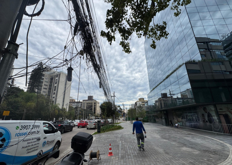 As operadoras deverão discutir um plano setorial para a destinação dos fios que devem ser retirados dos postes