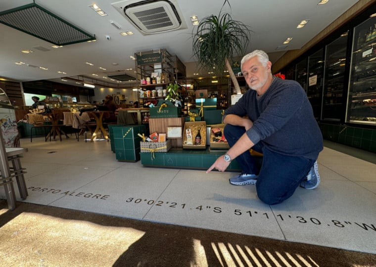 Tegon escreveu no piso de entrada da loja o paralelo e coordenada de Porto Alegre