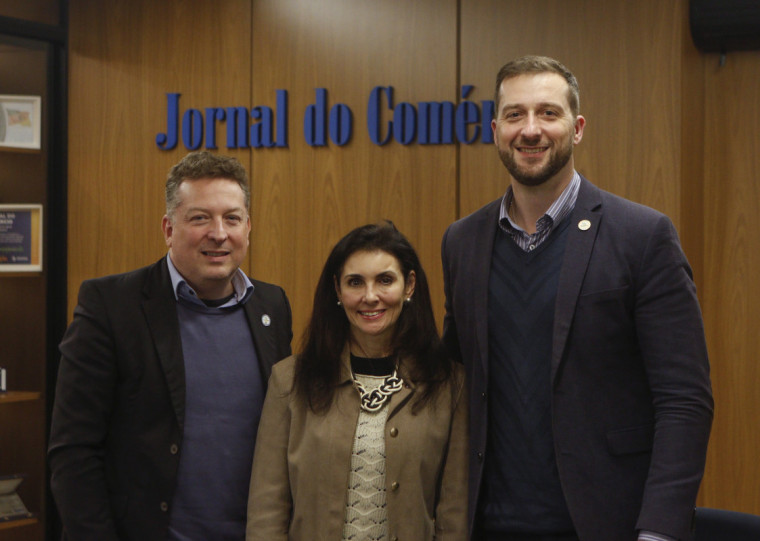 Rafael Roesler, Márcia Iracét Borges e Mauro Mastella, da Fapergs, visitaram o Jornal do Comércio