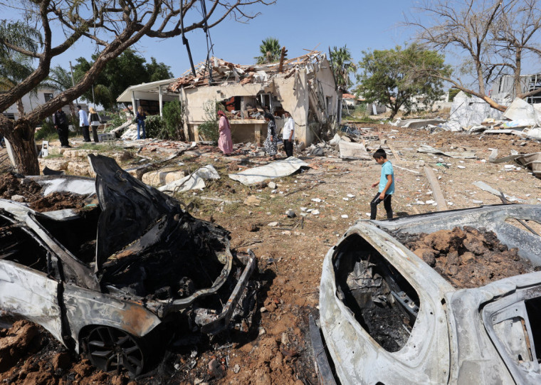 Enquanto isso, os dois pa&iacute;ses intensificaram os ataques a&eacute;reos 