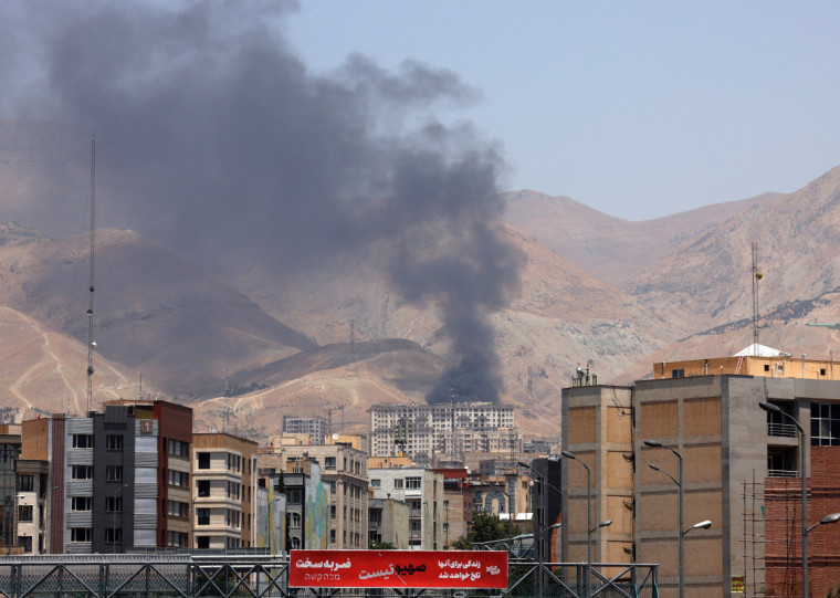 EUA prometem ataques mais pesados do que os que marcam conflito e atingem áreas iranianas 