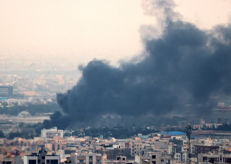 Emissora retomou a transmiss&atilde;o ap&oacute;s o ataque e mostrou o pr&eacute;dio em chamas sob nuvens de fuma&ccedil;a
