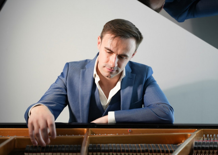 O músico já foi vencedor de diversos prêmios importantes, como o The Wales International Piano Competition