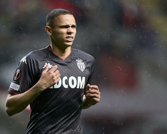 Grêmio acompanha interesse do Barcelona em Vanderson, de olho nos cofres