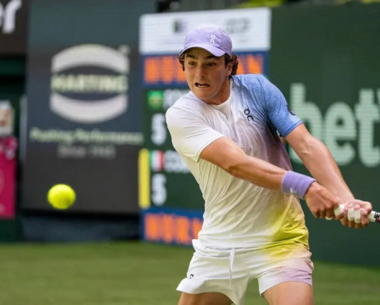 Em batalha de quase 3 horas, João Fonseca cai na 1ª rodada na grama de Halle