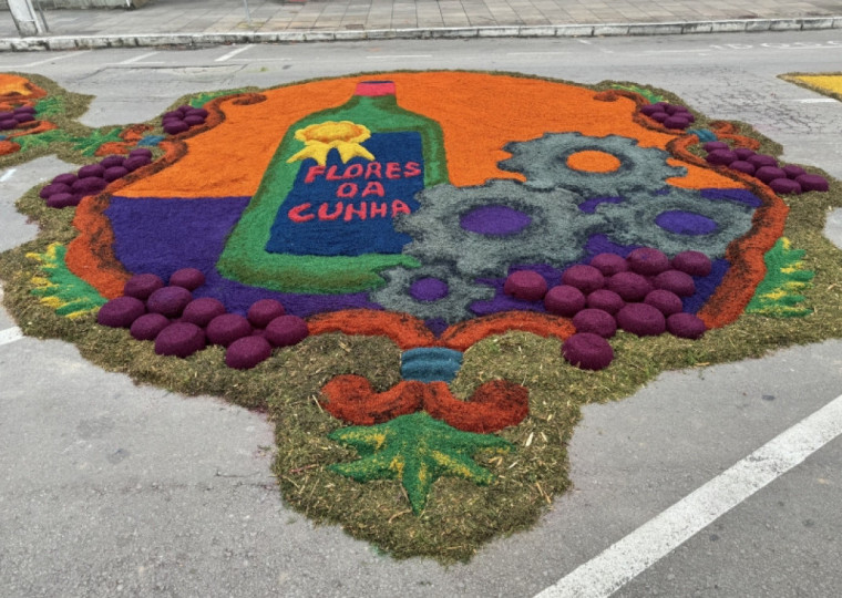 Tapetes feitos com serragem fazem parte da tradi&ccedil;&atilde;o do munic&iacute;pio