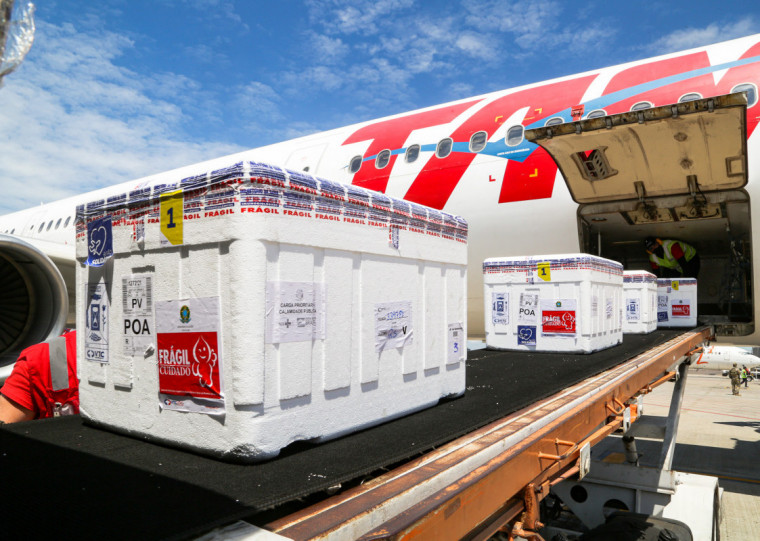 PORTO ALEGRE, RS, BRASIL, 25/01/2021 - Desembarque da segunda remessa da Coronavac no Aeroporto Internacional de Porto Alegre. São mais 53,4 mil doses para imunização dos gaúchos. Fotos: Felipe Dalla Valle/ Palácio Piratini