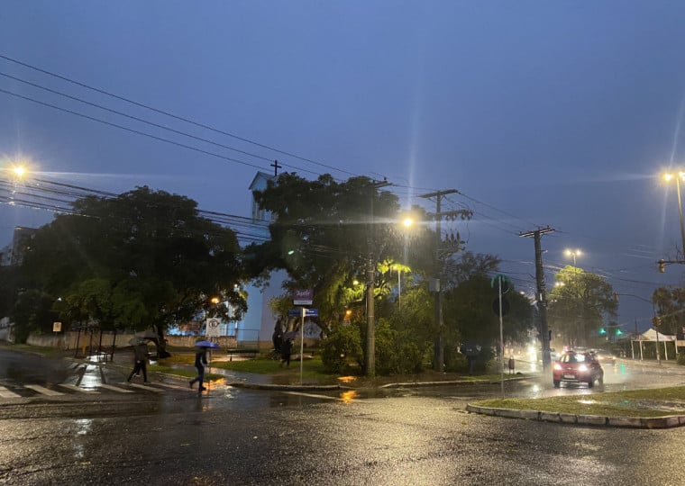 Em Porto Alegre, começou a chover durante a madrugada