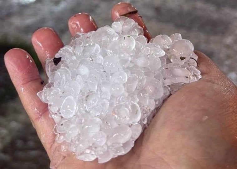 No Rio Grande do Sul, pedras de gelo caíram de forma localizada no município de Charrua, na tarde deste sábado (22)