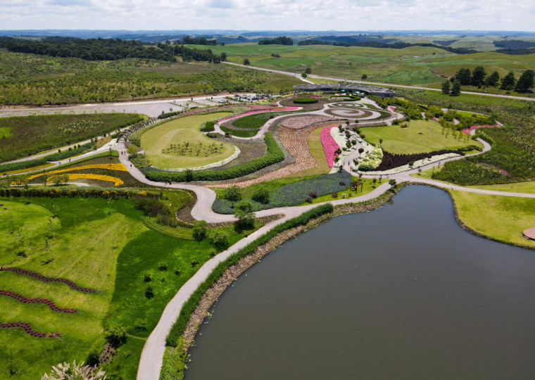 Informações preliminares indicam que casal teria caído em um lago