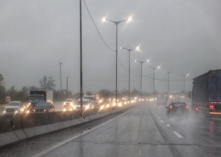Fluxo na rodovia 448, a Rodovia do Parque, está bastante carregado no sentido Interior-Capital