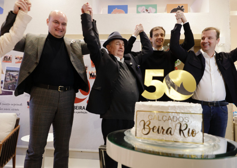 Filhos Vinicius, Rodrigo e Marcelo com o pai Roberto Argenta nas comemorações dos 50 anos da empresa