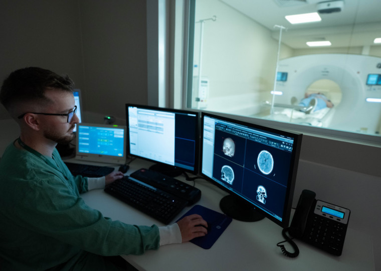 Tomógrafo que utiliza inteligência artificial foi adquirido por R$ 2,5 milhões