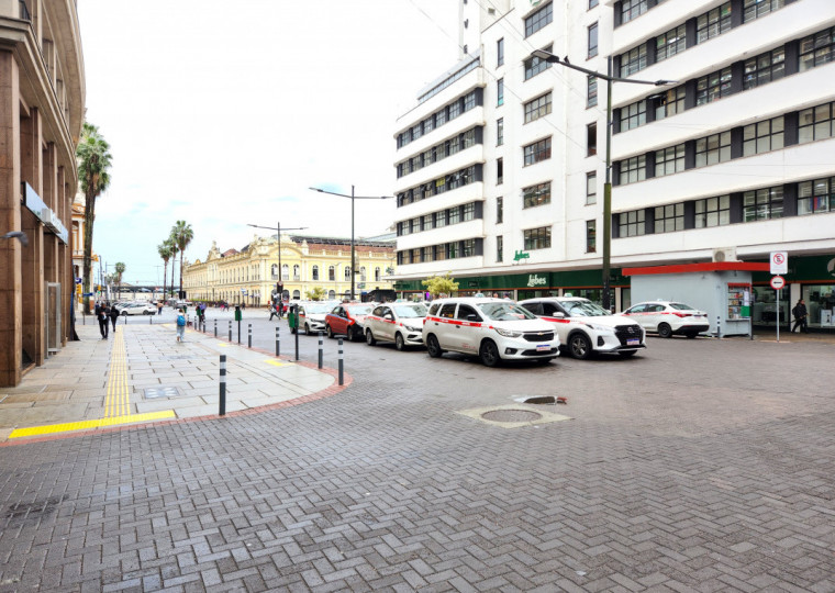 O que acontece,  e venho registrando há meses,  é que o dinheiro está mais curto que rebenque de rato