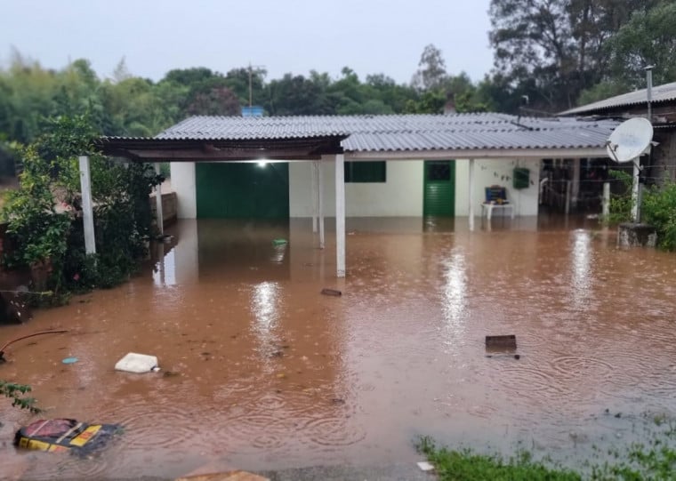 Na madrugada, arroio Lava Pés transbordou e invadiu dezenas de residências