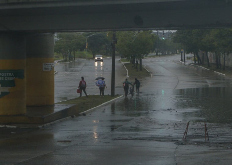 Rua Voluntários da Pátria, no bairro Humaitá, registrou alagamento em Porto Alegre