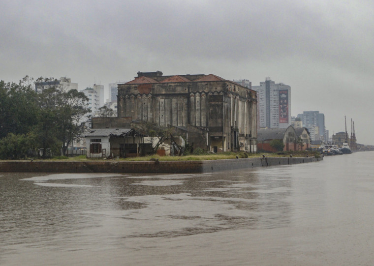 A expectativa é que o Guaíba alcance níveis máximos na ordem de 3 metros até o final de semana, considerando a régua na Usina do Gasômetro