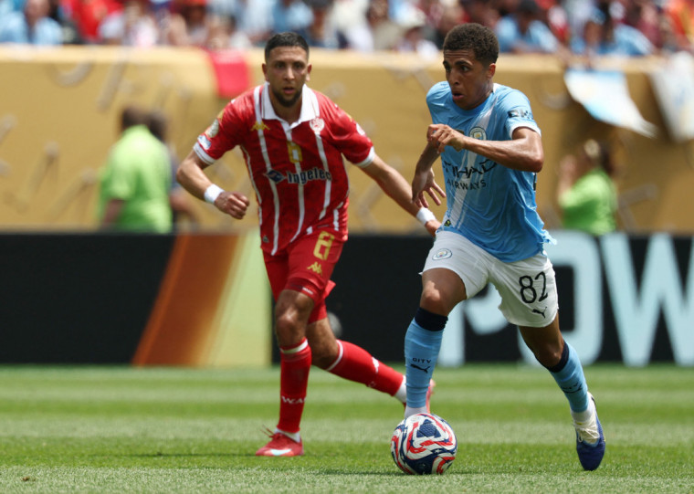 Rico Lewis, do City, foi expulso por entrada dura no meio-campo