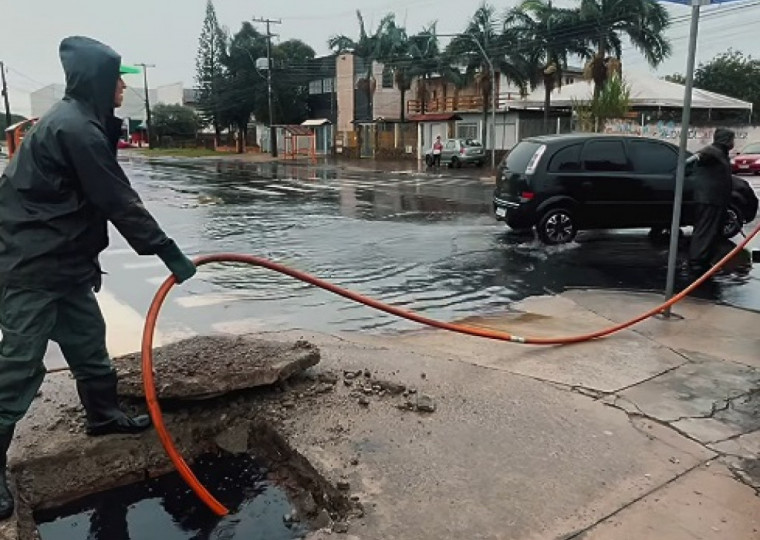 Trabalhos foram realizados ontem para desobstruir bueiros 