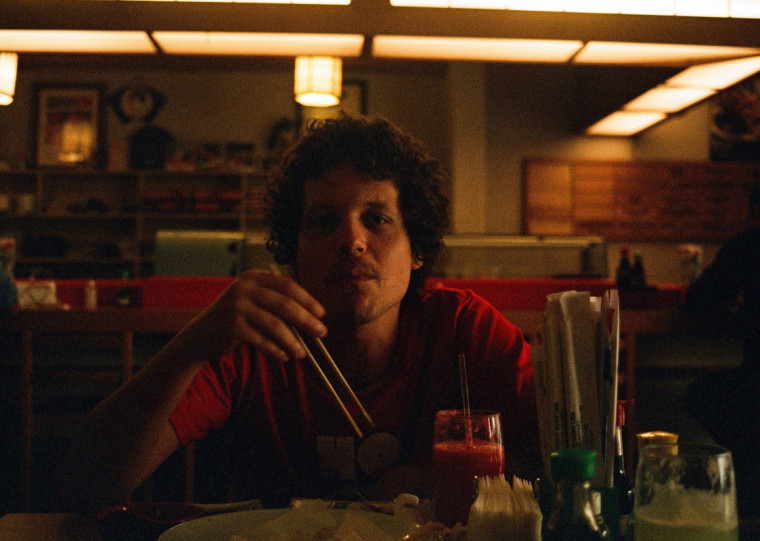 Filho de Cássia Eller faz apresentações em formato de trio acústico, acompanhado por Pedro Fonseca e Thiago Chaves