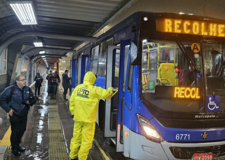 Com trens parados, ônibus fazem transporte de passageiros