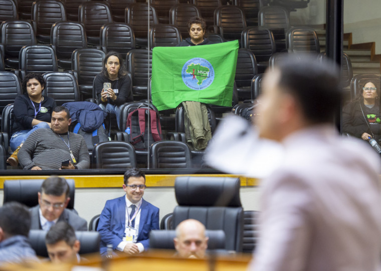 Discussão do projeto foi assistida por representantes de movimentos sociais 