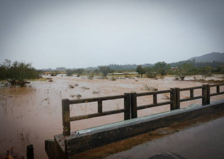 Em Santa Maria, rio Vacacaí-Mirim subiu e afetou a estrutura da ponte
