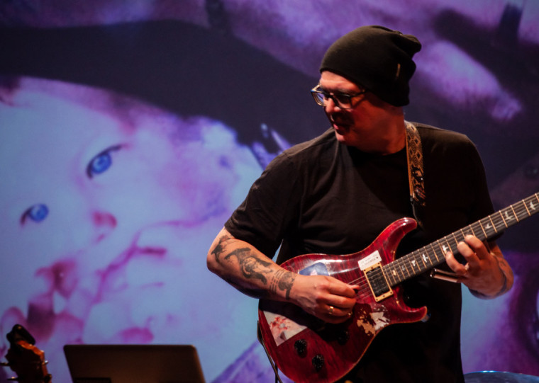 Marcelo Corsetti iniciou seu trabalho instrumental em 1992, e é reconhecido pela versatilidade como guitarrista, compositor e arranjador