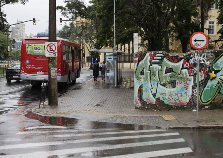 Impactos da chuva intensa na Capital incluem 11 pontos de bloqueio total, 14 pontos de bloqueio parcial e 15 semáforos sem energia