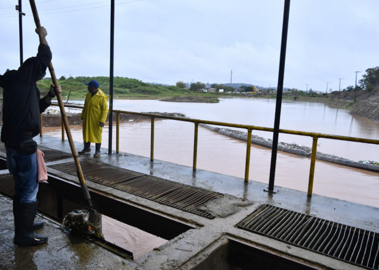 Opera&ccedil;&atilde;o para retirada de lixo precisou ser realizada 