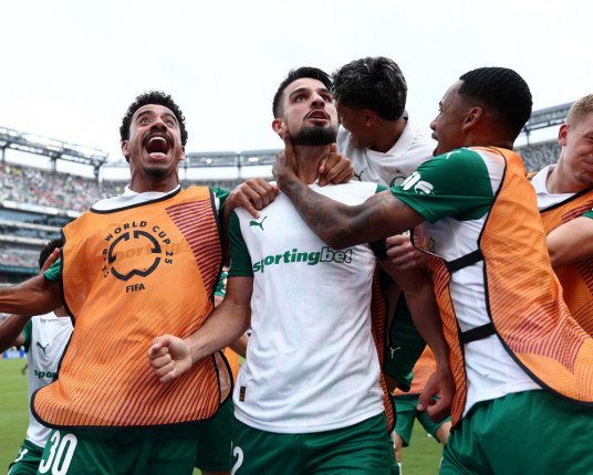 Flaco chama tempestade, VAR evita drama e Palmeiras vence 1ª no Mundial