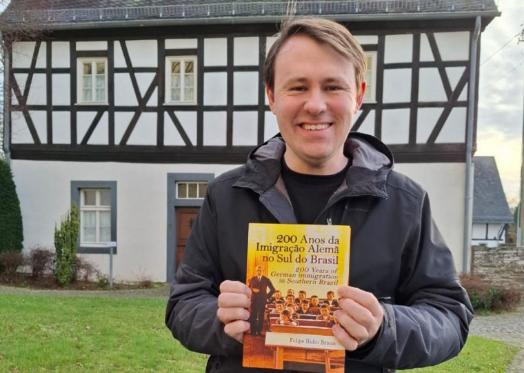 Pesquisador ministra uma palestra sobre a obra em evento lançamento nesta quinta-feira (26)