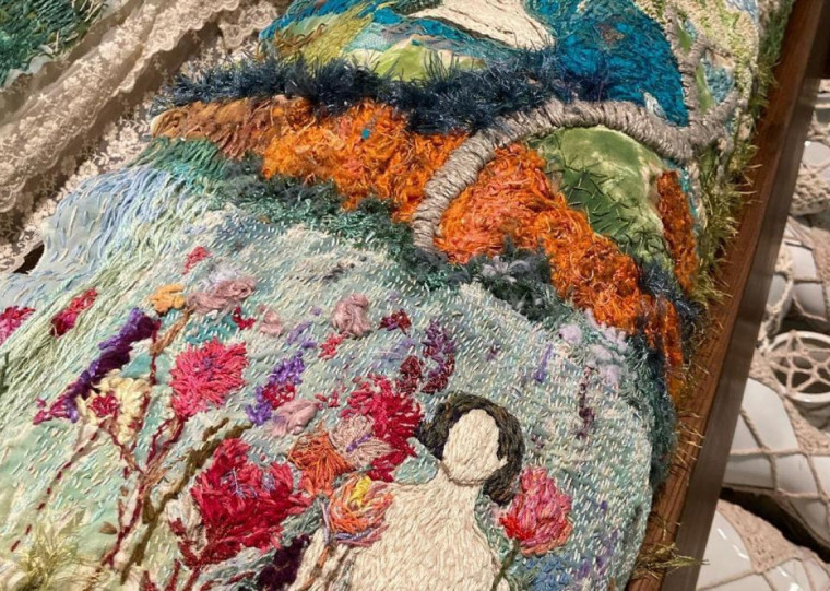 Obra 'Descanso entre desejos e saudade', de Giovana Casagrande e Leila Albert, é um dos destaques da nova exposição