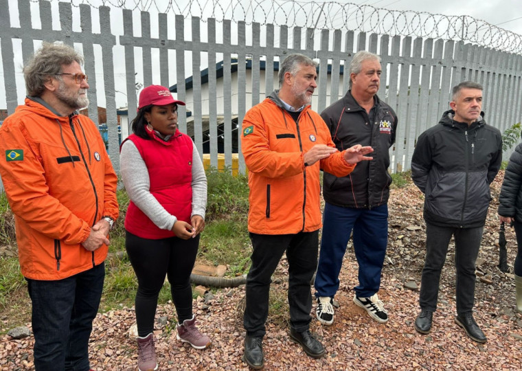 Deputado federal Paulo Pimenta (centro) fez duras críticas ao governo do Estado