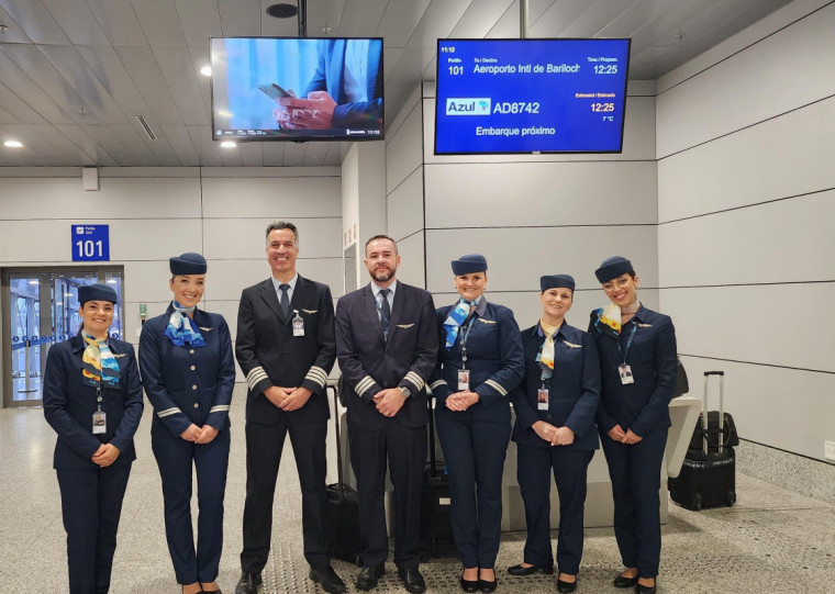 Tripulação do primeiro voo saindo daCapital com destino a Bariloche