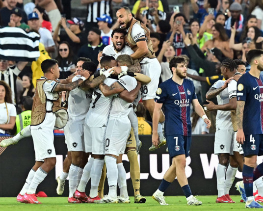 Botafogo aproveita chance e conquista enorme vitória sobre o Paris Saint-Germain