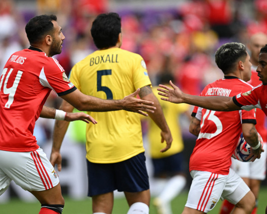 Benfica vence a primeira no Mundial, goleia Auckland City e decide vaga com o Bayern