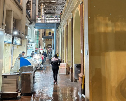 Lojistas do Centro de Porto Alegre relatam apreensão com elevação do Guaíba: "Bem tenso"