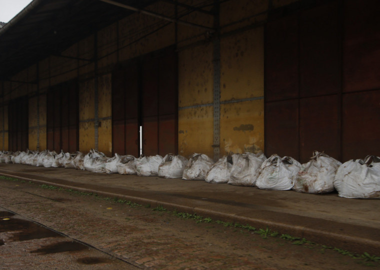 Sacos foram utilizados na enchente do ano passado para fechar comportas