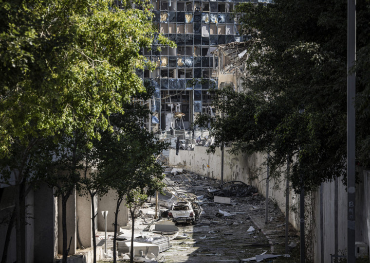 Em Israel mísseis iranianos atingiram uma área residencial no sul do país