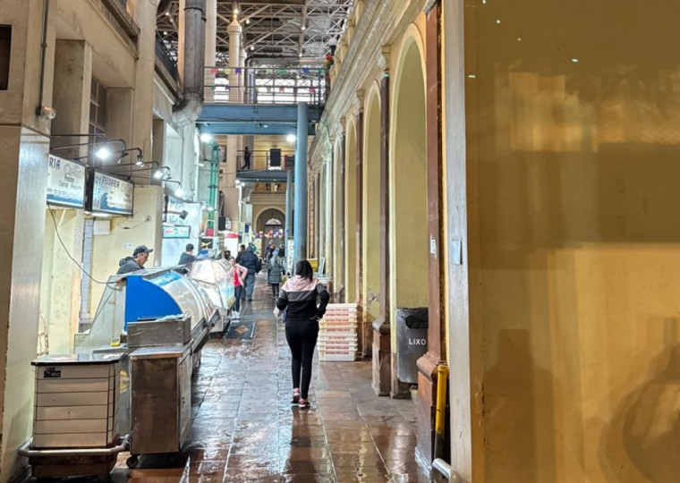 Bancas do Mercado Público de Porto Alegre vivem apreensão com impacto das chuvas