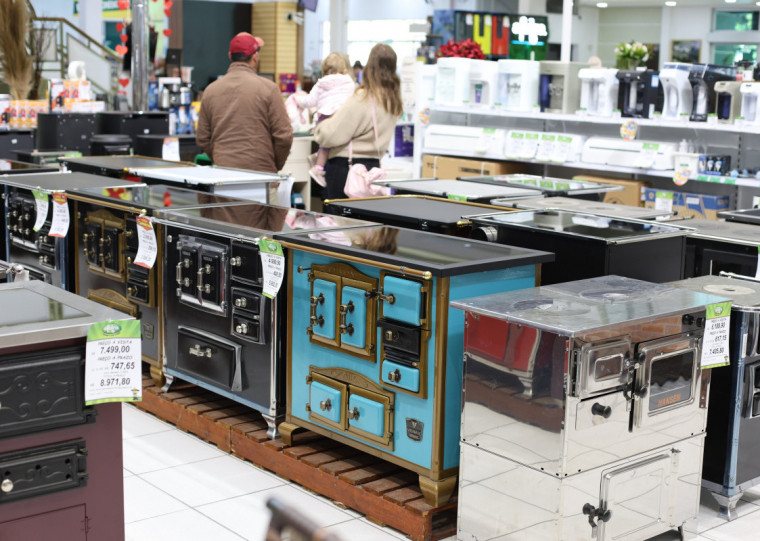 Chegada oficial do inverno leva clientes às lojas para compra de eletrodomésticos, além de itens de vestuário