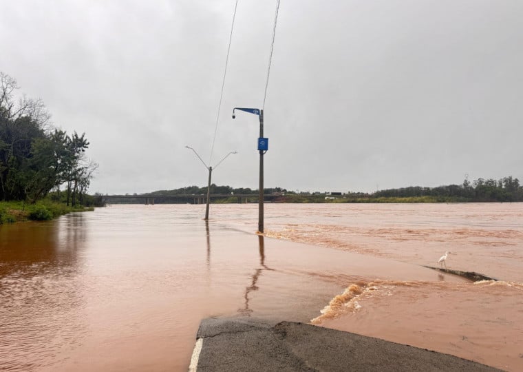   O Rio Taquari está em queda desde a última quinta-feira (19), mas ainda está acima da cota de alerta